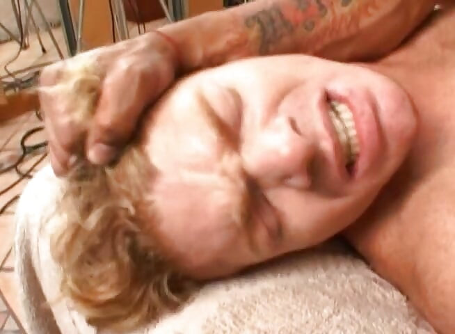 이 두 근육질 소년은 자신의 게임에서 비현실적이다