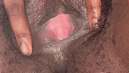 Gadis imut amerika lagi asik masturbasi memeknya yang berbulu sampai menganga lebar