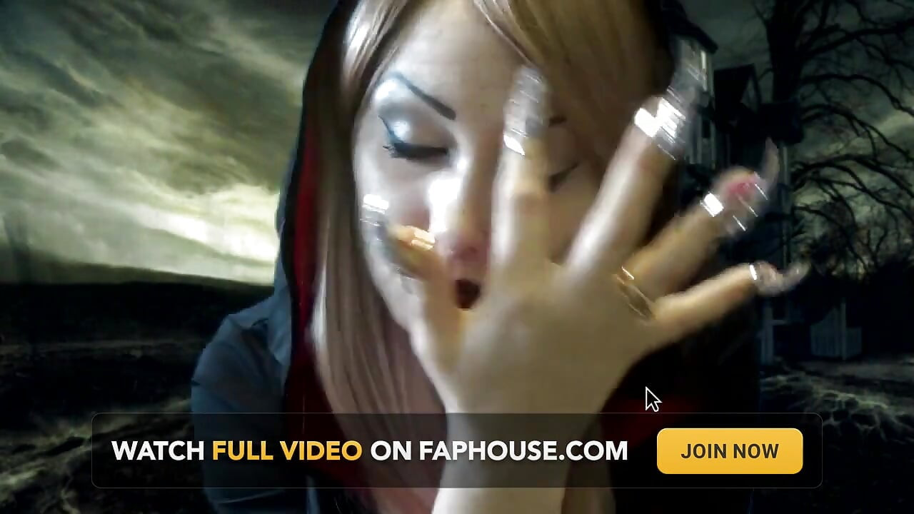 Eu sou sua dominatrix vampira má e estou decidindo o que você vai fazer