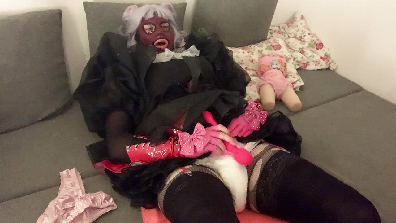 Frilly Little Failure em Rosa && Preto - Maricas Puta transa com seu pequeno Clitty enjaulado com um grande vibrador enquanto a mamãe assiste