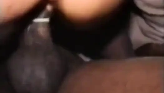 Gadis pirang panas pirang disetubuhi oleh seorang pria kulit hitam dan pelayan di klub!