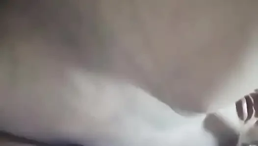 Aku lagi asik mainin memekku setelah makan siang