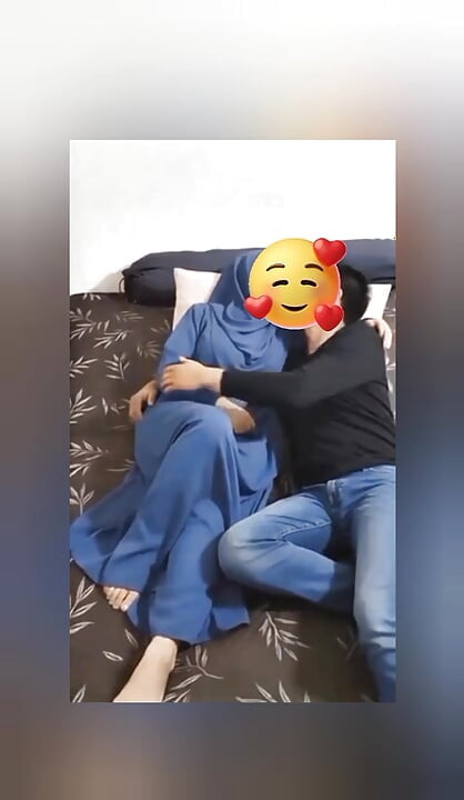 Bokep viral mavi tesettürlü ateşli öpücük