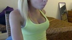 Piękna blondynka przed kamerą internetową