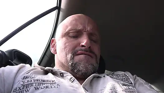 Cewek cantik masturbasi di dalam mobil lalu nyepong dan ngentot kontol besar