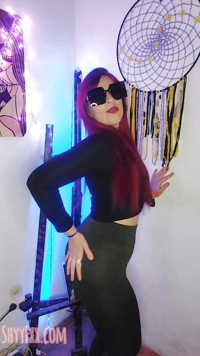 Shyfxx 你的贪得无厌的嫂子用她的紧身衣和巨大的屁股诱惑你!