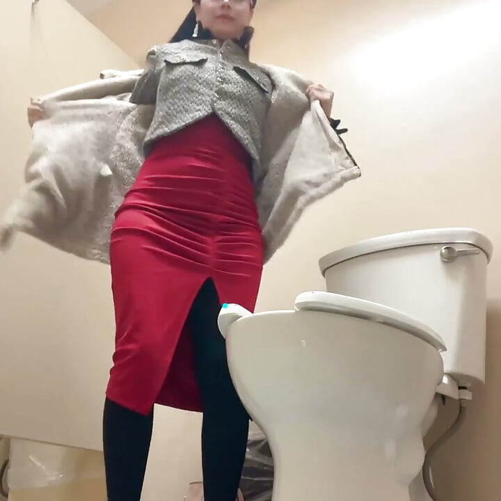 Toont Sexy Kont Draag Rode Jurk in Toiletruimte