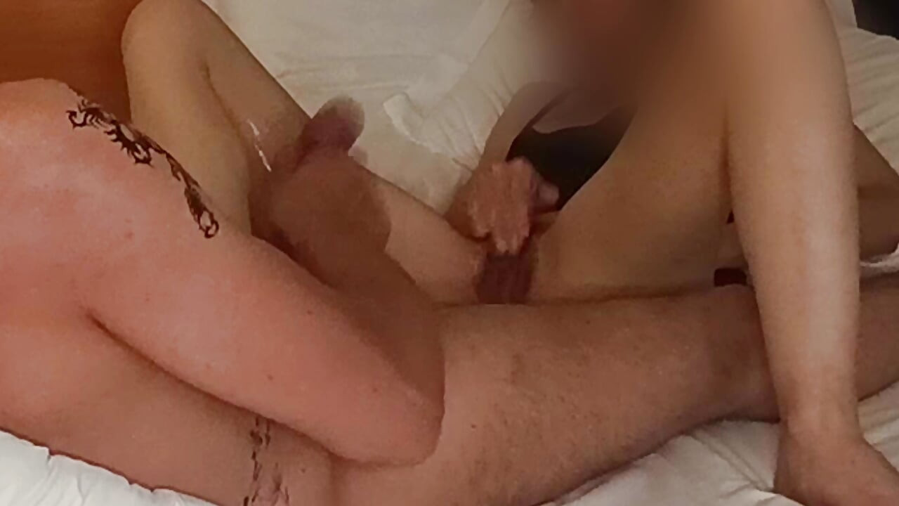 Kelly fingerknepper sin store klit, mens Dominik slikker hendes fødder og onanerer på hendes ben