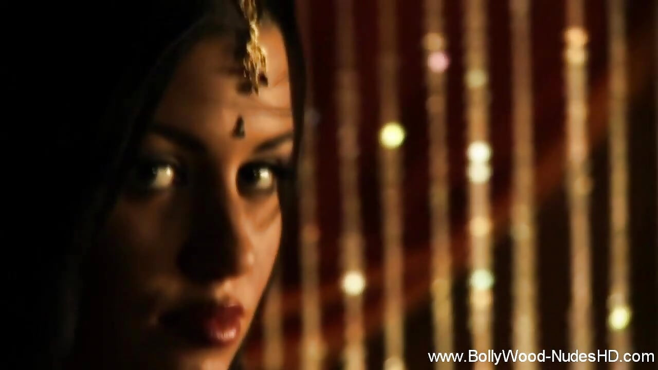 Deva Dassi's Exotic Midriff