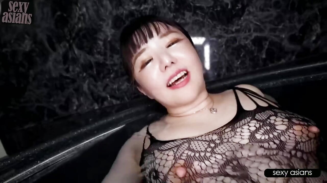 O frumusețe căsătorită în ciorapi de plasă ejaculează la duș, apoi a continuat să ejaculeze prin sex baie fierbinte