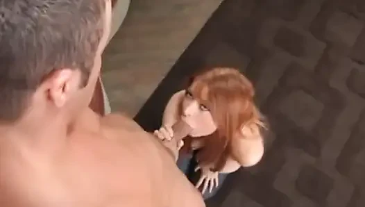 Britney manson fickt auf der couch mit ihren titten