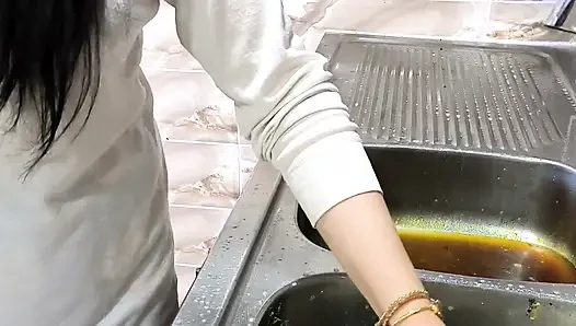 Pria Saudi ngentot pembantu arab di dapur