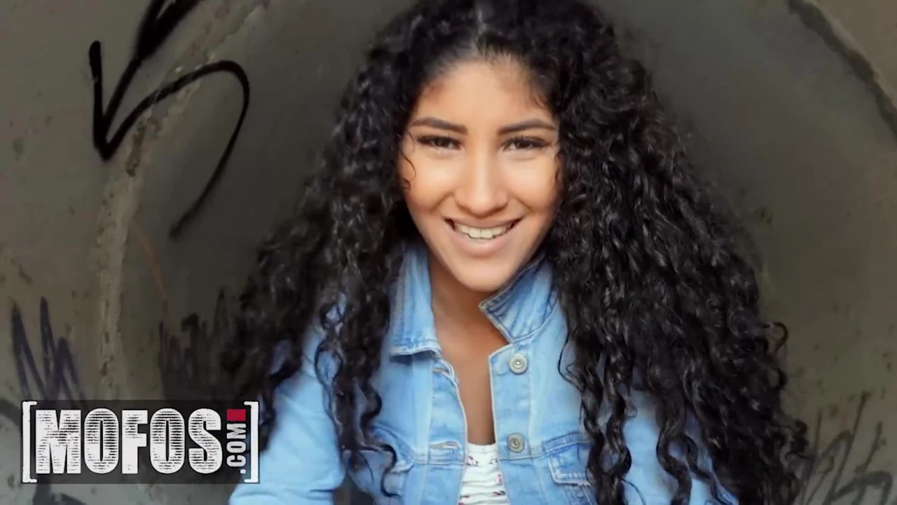 Mofos - seksi Venüs Afrodita müzikal yeteneğiyle onu baştan çıkardıktan sonra açık havada Jordi ile ateşli oluyor