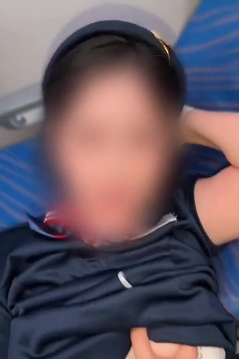 セクシーすぎるフライトアテンダント!連続5回のセックス!0 精子!