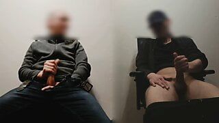 Erwischt - geiler ältere Hetero Nachbar wichst zusammen mit jungen Homo Hengst und spritzt seinen großen perfekten Schwanz vor der Kamera