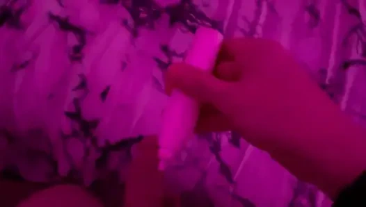 Echtes paar, intimer moment unter roten ampeln