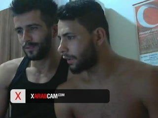 阿拉伯兄弟情谊：2个年轻人手淫 - 阿拉伯同性恋