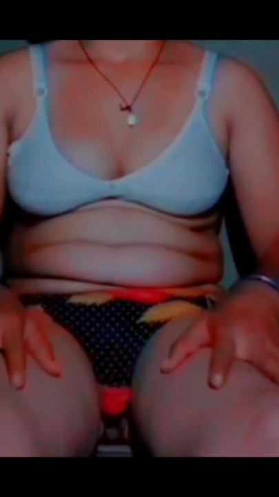 农村热辣性感安静性感完美的辣妹自慰 | 短片 1