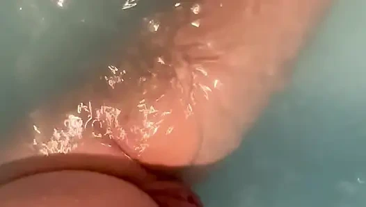 Мачеха пытается соблазнить меня в ванне