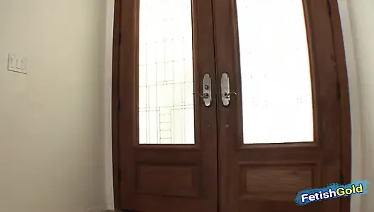 İri göğüslü Asyalı genç kız sıkı amcığını komşularına büyük yarakla siktiriyor