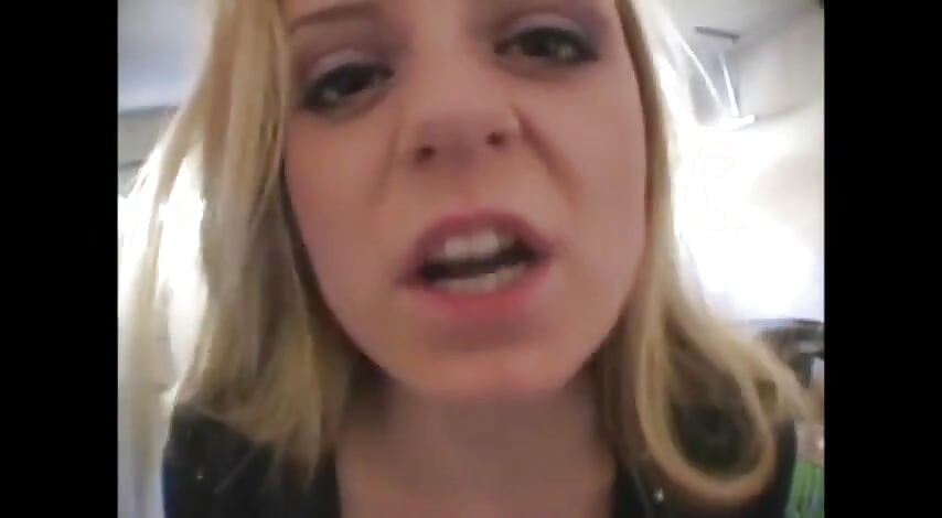 สาวร่านผมบลอนด์สูบบุหรี่ในวิดีโอโคลสอัพ