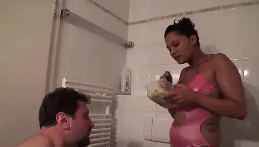 Memastikan dia mendapat makan malam di toilet