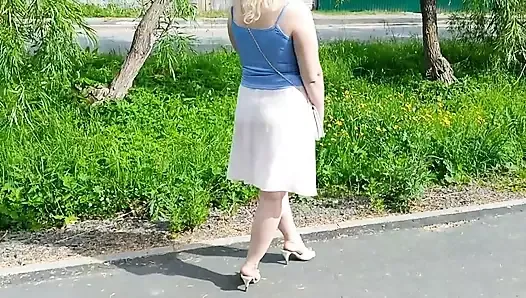 Femme sexy en robe légère - pas de soutien-gorge