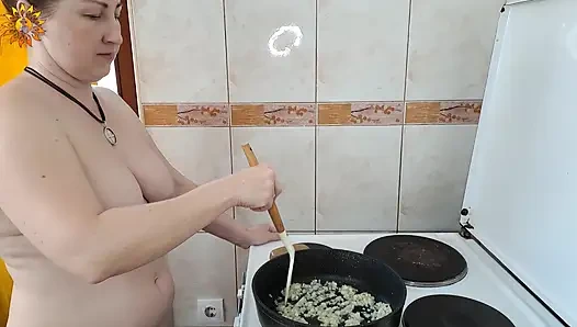 Mila Naturist готовит лучший мясной соус голышом