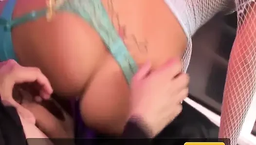 Красивая в нижнем белье сцена-2_Sexy, сладострастная брюнетка в нижнем белье наслаждается камшотом на лицо