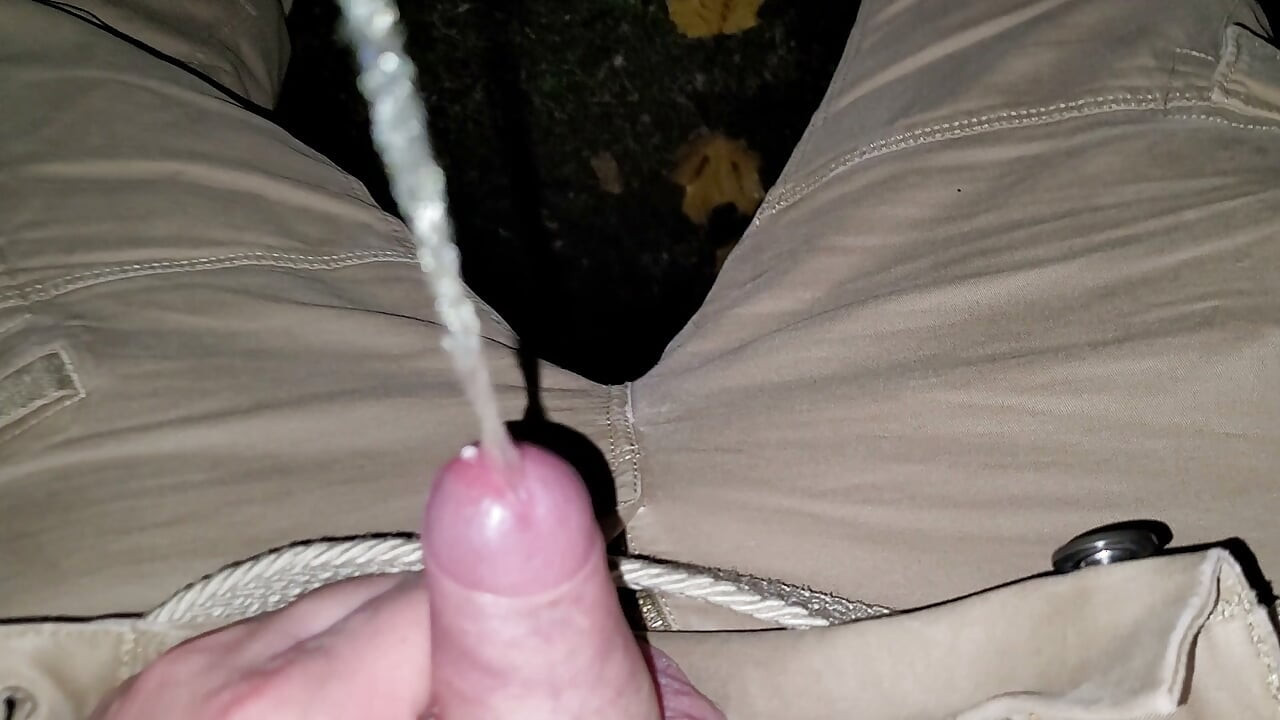 Mijando no estacionamento!
