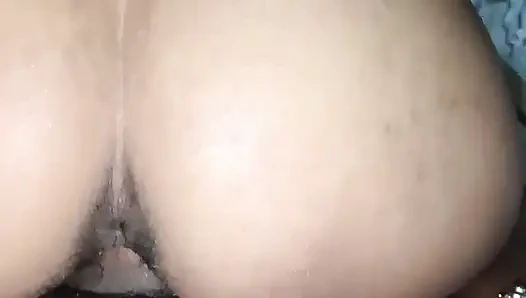 Первый раз раком и девушка скачет на хуе