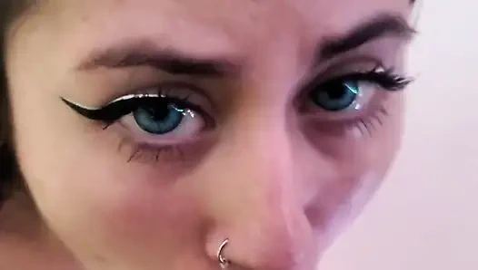 Ateşli kız ağzına boşalana kadar sakso çekiyor