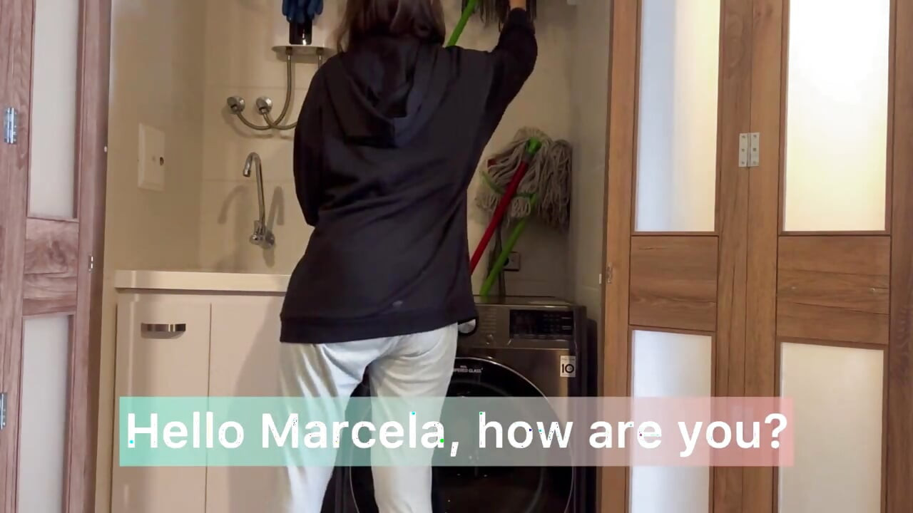 Jeg knepper min nabo på hendes vaskemaskine, jeg stikker fingrene ind i hendes våde og smalle indgang