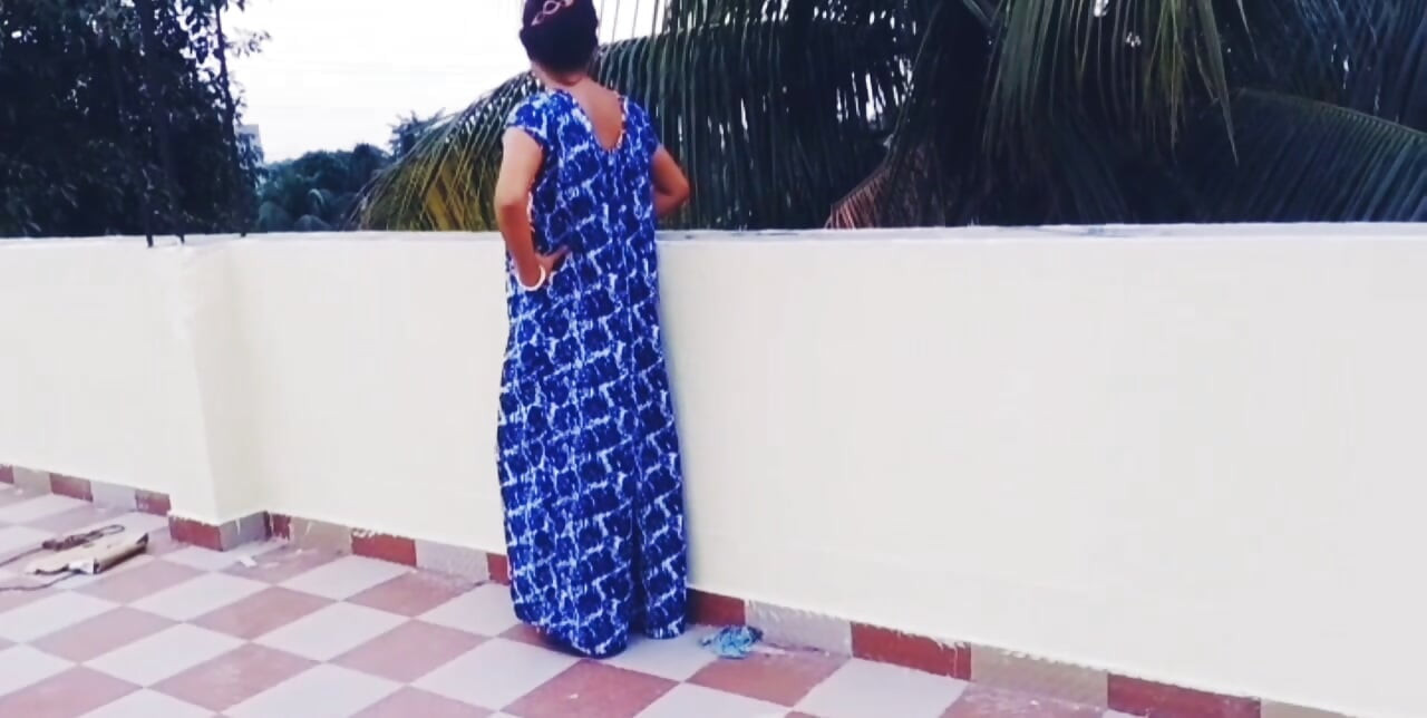 Kıvrımlı doğal Bhabi, iri sikli zayıf Devar'ı beceriyor