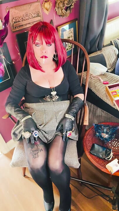 A Naughty secretary Tina Snua Dons Leathe Gloves, Jewellery & Chain Smokes 2 Cigarettes - Smoking Pantyhose