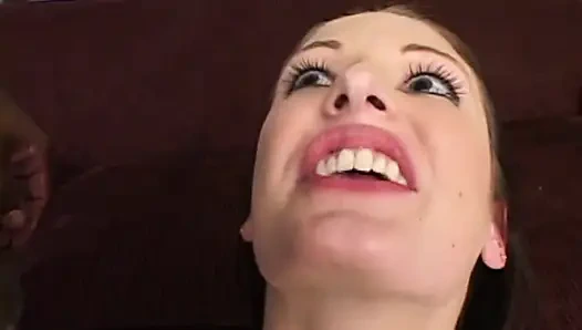 Худенькая брюнетка с маленькими сиськами, камшот во рту от двух больших черных и белых членов