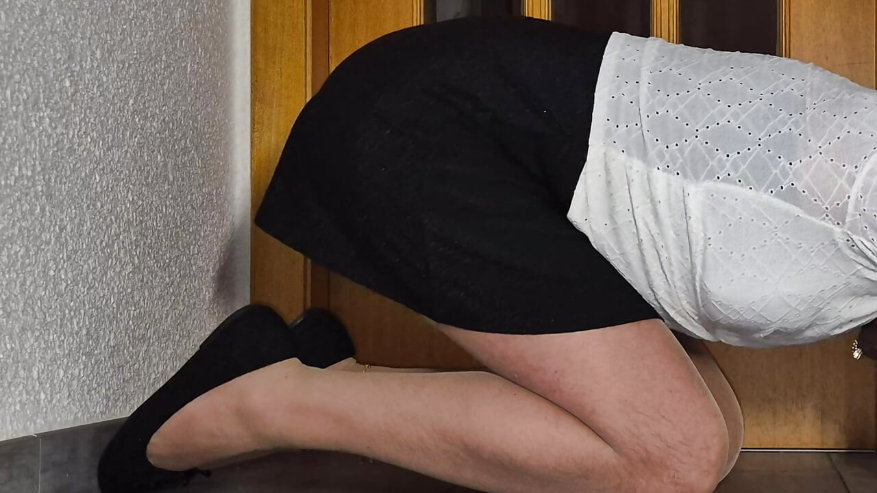 Sevimli femboy xunami tatlı siyah eteğiyle seni tahrik etmeye çalışıyor