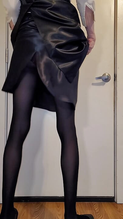 Rok satin hitam panjang dengan satin setengah slip hitam.