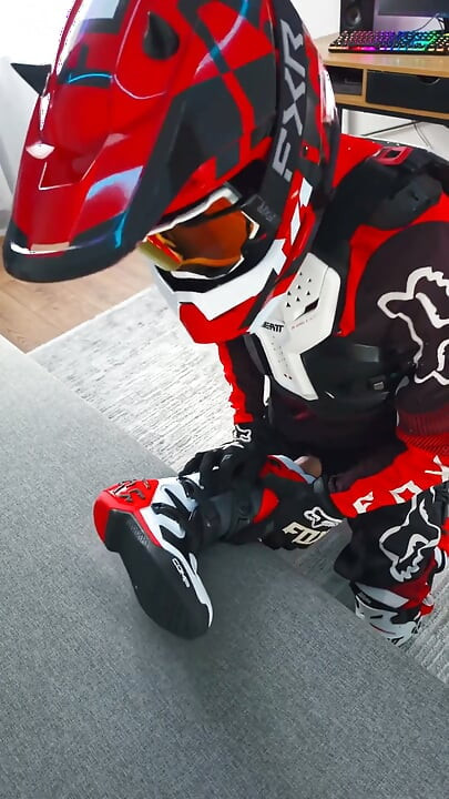 Mit motorradstiefeln spielen