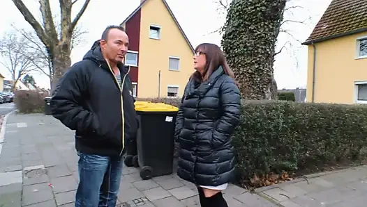 Большая пухлая милфа трахает киску, трахает киску пальцами