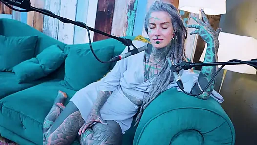 Aku berbicara tentang G - Grattitude- ASMR podcast SFW berbicara dengan gadis kurus gothic model tato rambut gimbal