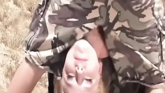Olgun sarışın orta yaşlı seksi kadın açık havada yarak emiyor ve ıslak amcığını açıyor