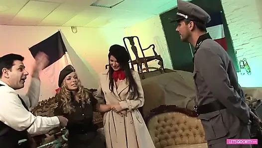 İki ateşli sürtük iki kaptan tarafından sikiliyor
