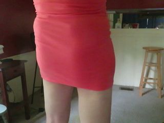 Cd в обтягуючій червоній сукні без трусиків має жіночу дупу, стегна.