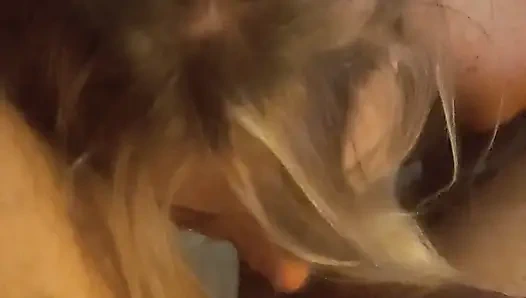 Seksi amatör sarışın emmeyi ve hepsini yutmayı seviyor