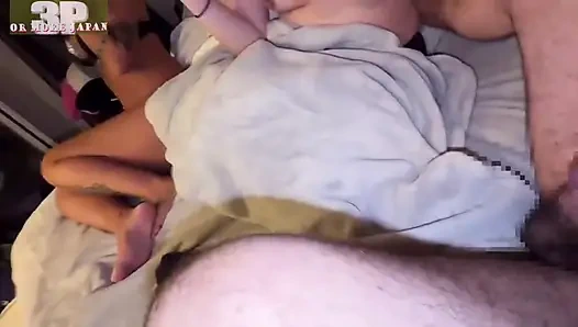 Seks threesome liar di rumah teman. Trio seksi berubah jadi malam tanpa rencana dicrot di dalam