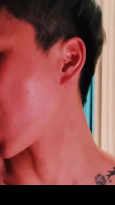 Uzbudljiv trenutak iz filma "Hotel Hookup: Asian Twink Trio Share Everything (Raw & Real)"