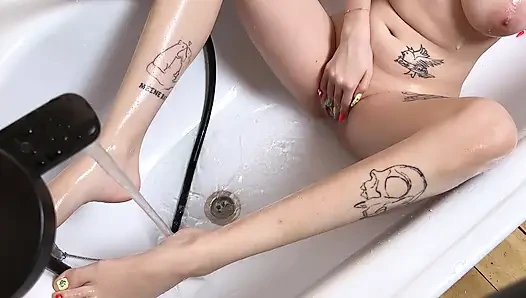 Masturbation in der Badewanne, ein wasserstrahl bring mich zum kommen