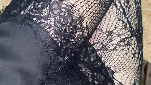 Kaki panjang dengan stoking hitam sepatu bot ulung