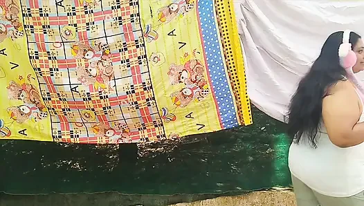 Seksi ve tombul Hintli kız seksi götünü ve göğüslerini gösteriyor
